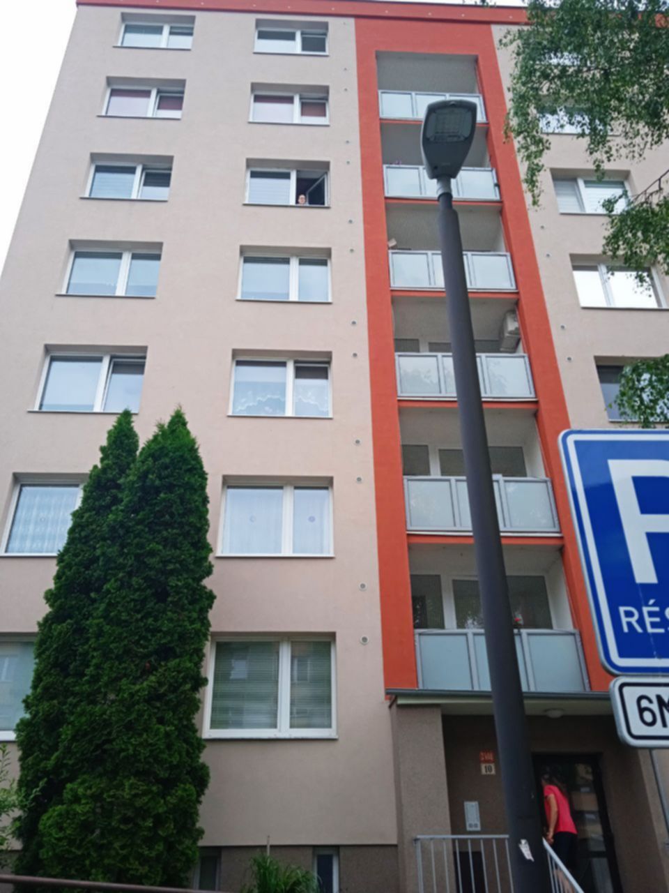 V zastoupení majitele nabízíme ke koupi velmi pěkný a udržovaný byt o dispozici 2+1 a celkové výměře 49 m², situovaný v klidné části Šumperka, v panelovém domě s dobrou občanskou vybaveností.
